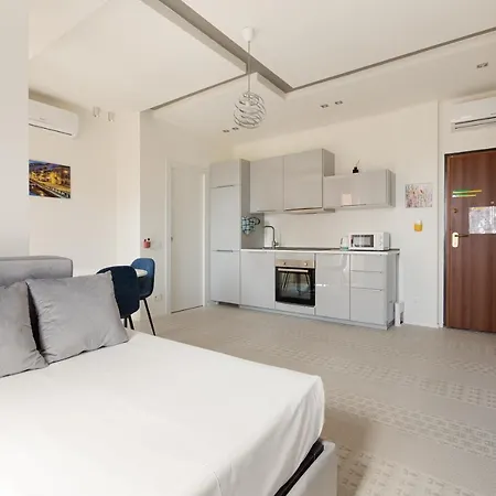 Guesthost - Renovated Apts Apartmán