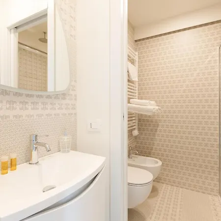 Guesthost - Renovated Apts Apartmán Milán
