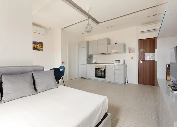 Guesthost - Renovated Apts Апартаменты