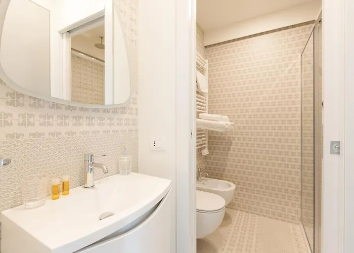 Guesthost - Renovated Apts Апартаменты Милан