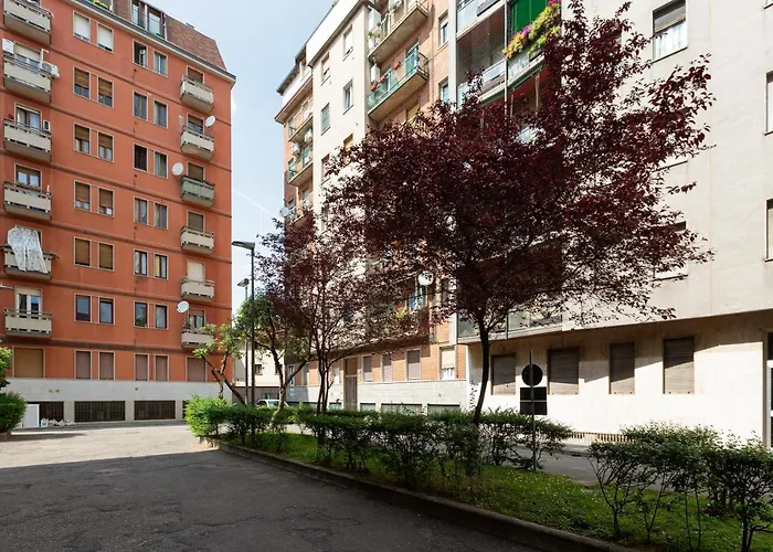 Guesthost - Renovated Apts * Милан