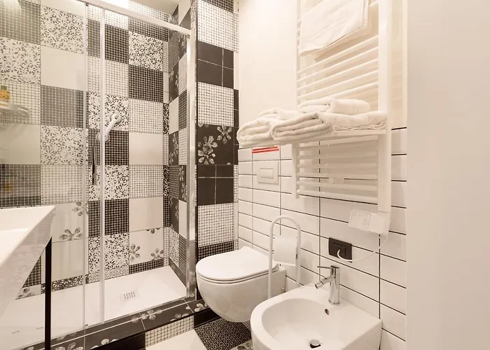 Guesthost - Renovated Apts * Милан