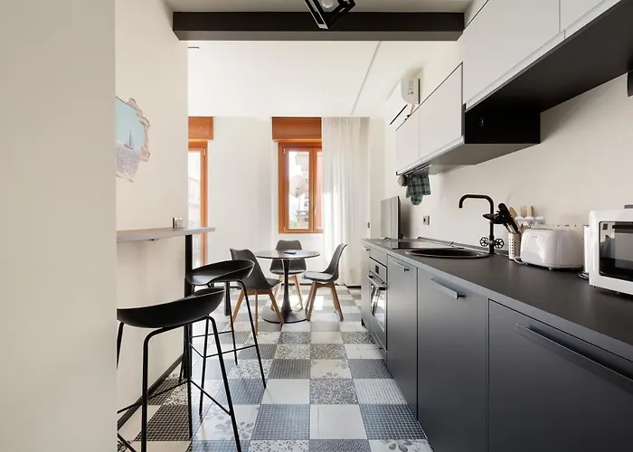 Guesthost - Renovated Apts * Милан