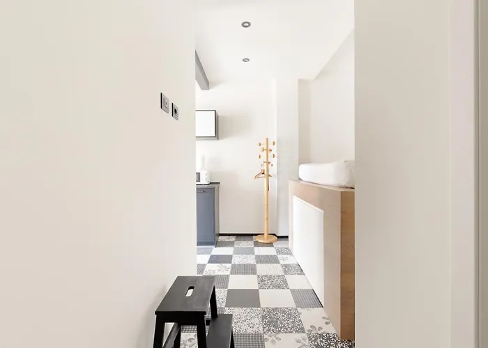 Guesthost - Renovated Apts * Милан