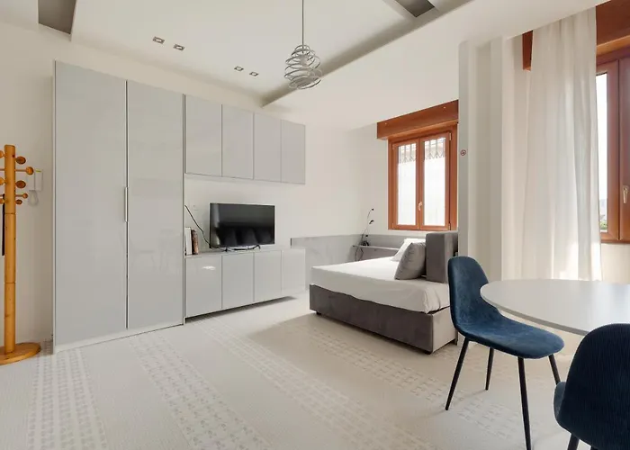 Guesthost - Renovated Apts Апартаменты Милан