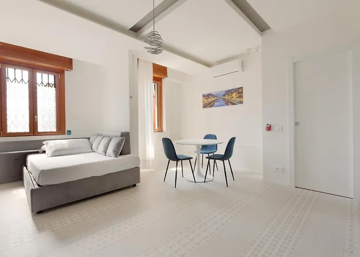 Guesthost - Renovated Apts Апартаменты *