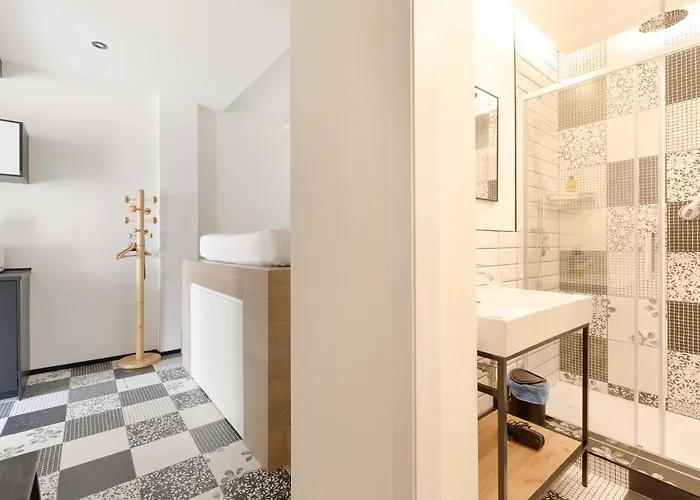 Guesthost - Renovated Apts Апартаменты *