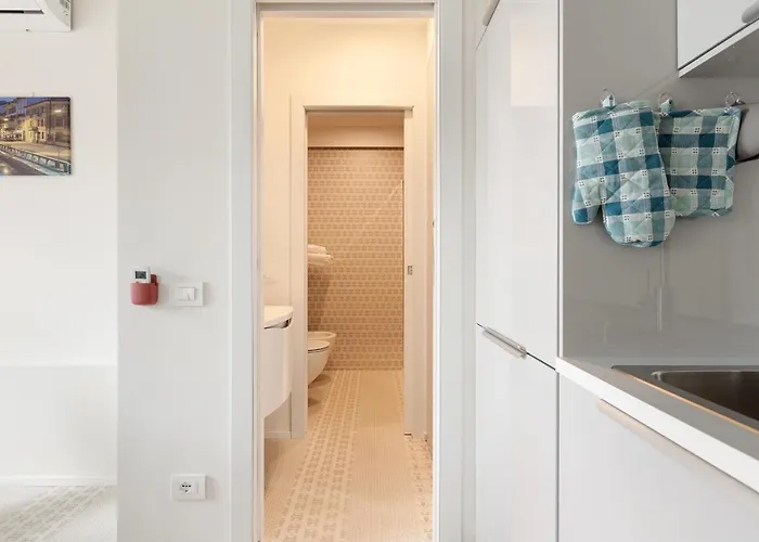 Guesthost - Renovated Apts Милан