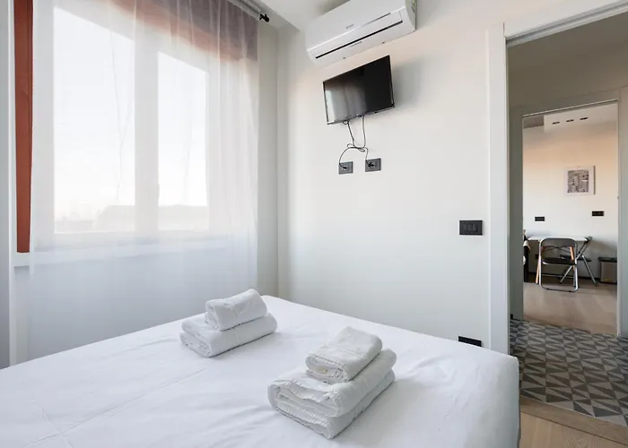 Guesthost - Renovated Apts * Милан