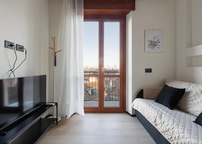 Guesthost - Renovated Apts * Милан