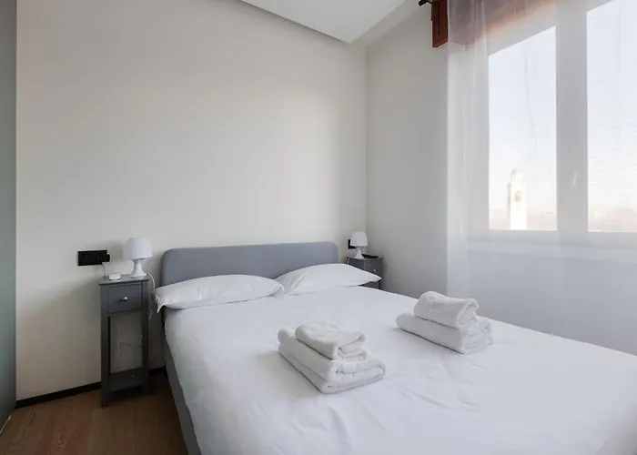 Guesthost - Renovated Apts * Милан