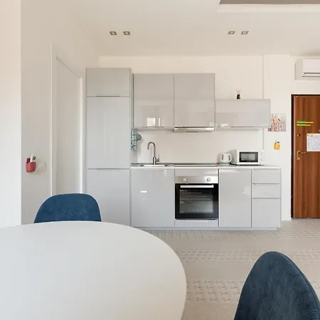 Guesthost - Renovated Apts דירה *